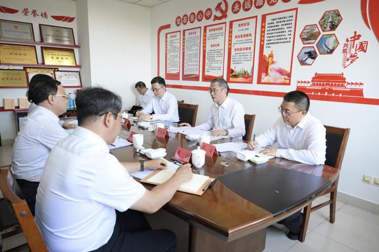 7月22日，自治区党委副书记、兵团党委书记、政委何忠友到兵团水利局调研，了解水资源开发利用、水利基础设施建设等情况，听取“十五五”规划编制进展情况汇报。兵团日报全媒体记者 张鑫 摄