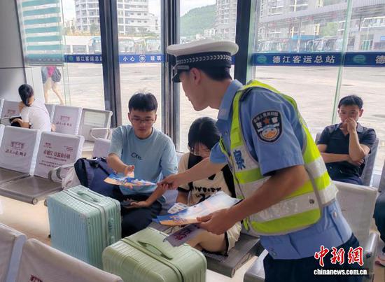 资料图:交警走进客运站开展交通安全宣传。 贵州交警供图 资料图:交警走进客运站开展交通安全宣传。 贵州交警供图