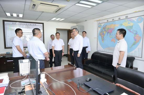 7月22日，自治区党委副书记、兵团党委书记、政委何忠友到兵团交通运输局调研，了解部分重大道路交通项目建设情况和道路交通安全管理情况，听取“十五五”规划编制进展情况汇报。兵团日报全媒体记者 张鑫 摄