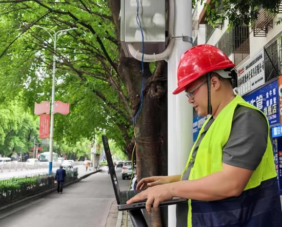 工作人员正在内涝监测点对液位计进行调试入网。广西移动 供图 工作人员正在内涝监测点对液位计进行调试入网。广西移动 供图