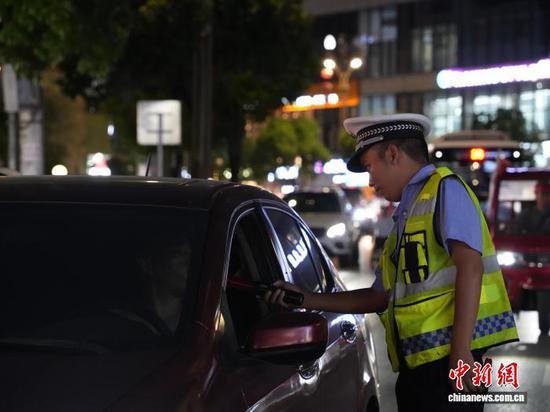 资料图:交警严查酒驾醉驾。 贵州交警供图 资料图:交警严查酒驾醉驾。 贵州交警供图