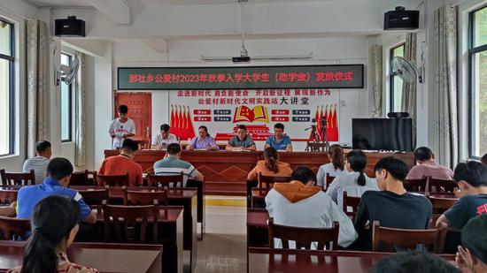 图为学生代表在助学金发放仪式上发言。潘广运 摄