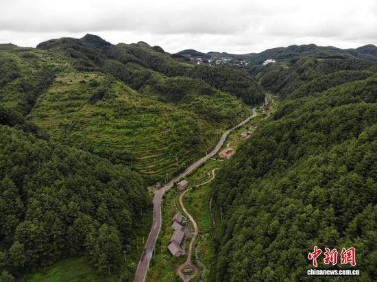 图为7月24日，航拍贵州省毕节市赫章县海雀村一隅。 石小杰 摄