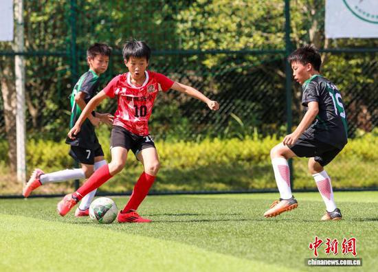 资料图:玉屏自治县皂角坪街道茅坪村,小球员们在足球比赛中拼抢。 胡攀学 摄 资料图:玉屏自治县皂角坪街道茅坪村,小球员们在足球比赛中拼抢。 胡攀学 摄