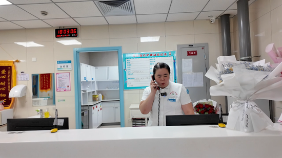 高昌区人民医院医生接听患者求助电话。李双应 摄