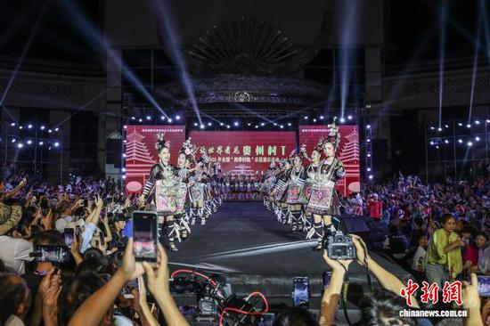 图为活动现场侗族大歌《布谷催春》表演。 记者 瞿宏伦 摄 图为活动现场侗族大歌《布谷催春》表演。 记者 瞿宏伦 摄