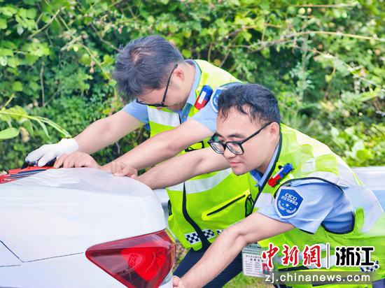 高速工作人员合力推动抛锚车。浙江交通集团高速公路金华管理中心  供图