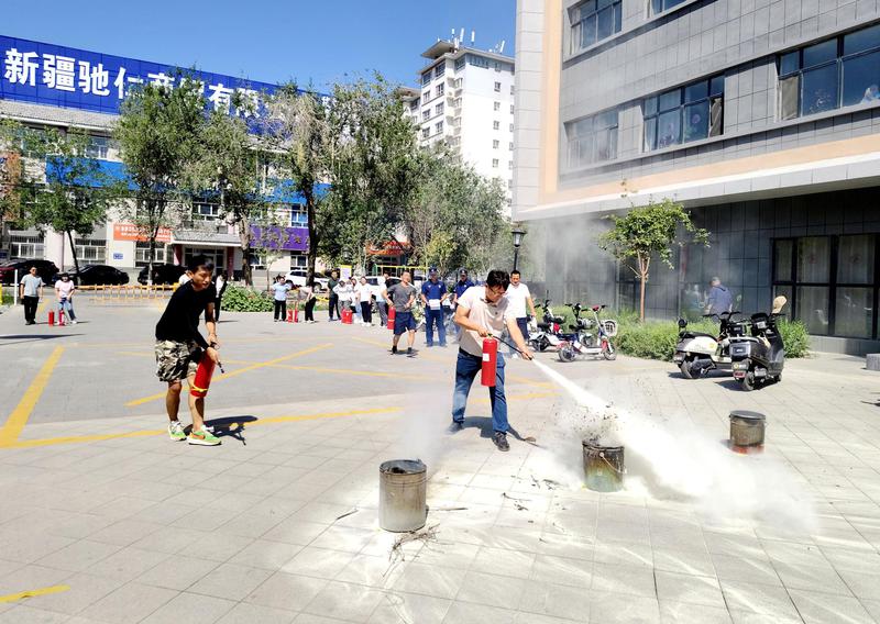 图为灭火器接力灭火比拼。阿依古再丽 摄