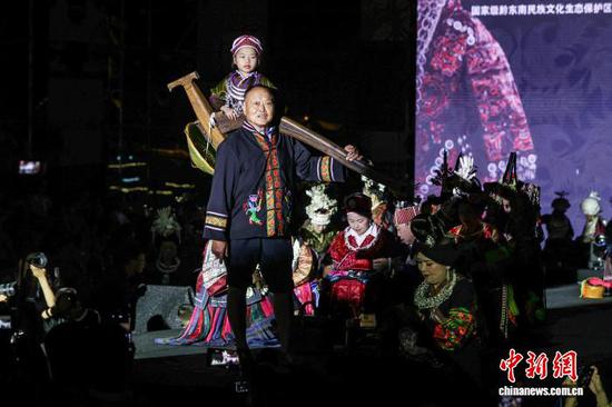 图为村T少年(村T妈妈)走秀。中新社记者 瞿宏伦 摄