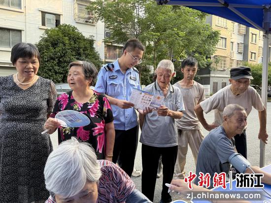 现场,民警对群众进行反诈宣传。善琏派出所供图 现场,民警对群众进行反诈宣传。善琏派出所供图