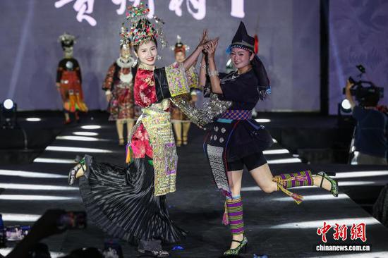 图为黔东南州16个县市原生态走秀。中新社记者 瞿宏伦 摄