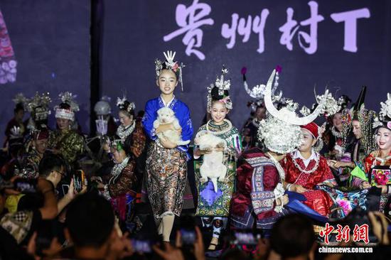 图为村T少年(村T妈妈)走秀。中新社记者 瞿宏伦 摄