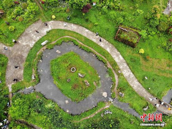 图为7月24日，航拍游客在贵州省毕节市赫章县海雀村复原区参观。 石小杰 摄