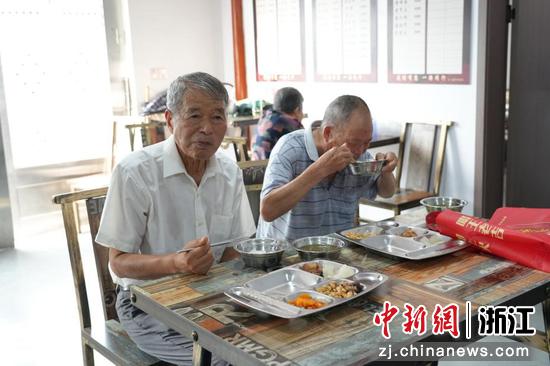 老人们在食堂用餐。林按娜 摄 老人们在食堂用餐。林按娜 摄