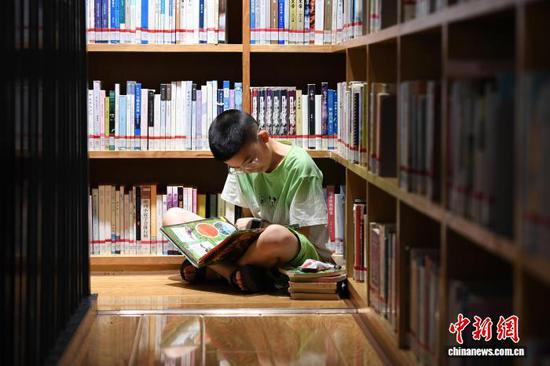 资料图:贵阳市南明区图书馆内,一名小学生正在阅读。 赵松 摄 资料图:贵阳市南明区图书馆内,一名小学生正在阅读。 赵松 摄