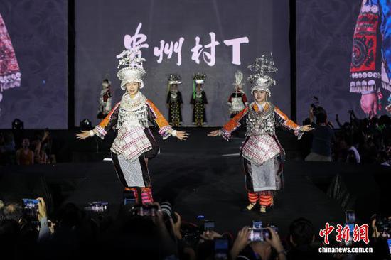 图为黔东南州16个县市原生态走秀。中新社记者 瞿宏伦 摄
