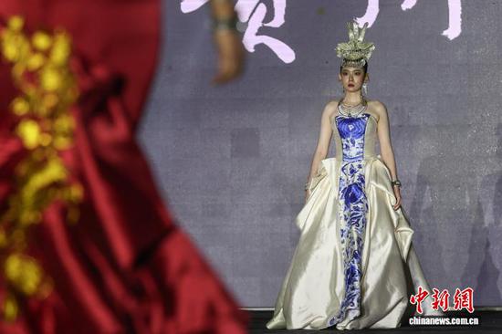 图为村T·高定走秀。中新社记者 瞿宏伦 摄