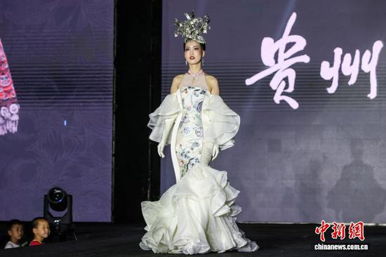 图为村T·高定走秀。中新社记者 瞿宏伦 摄