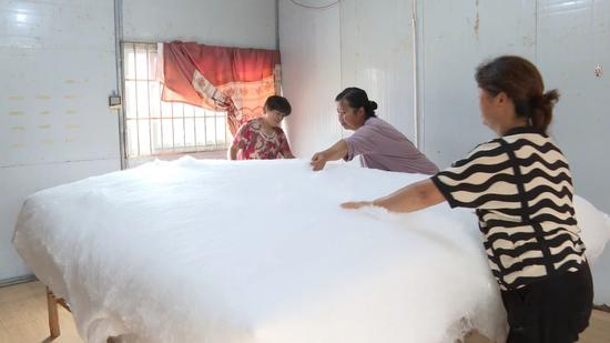 村民正在制作蚕丝被 村民正在制作蚕丝被