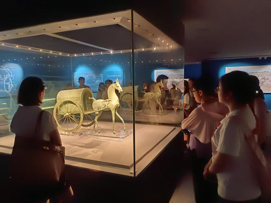 游客参观黔西南州博物馆 游客参观黔西南州博物馆