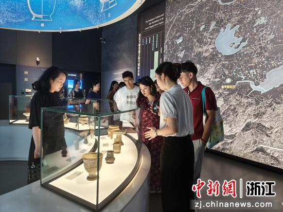 杭州海联会文化交流委员会委员参观玉架山考古博物馆。吴怡欣 摄 杭州海联会文化交流委员会委员参观玉架山考古博物馆。吴怡欣 摄