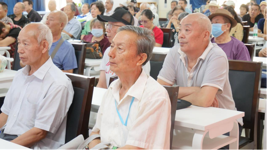 居民听宣传员讲解消防知识。
