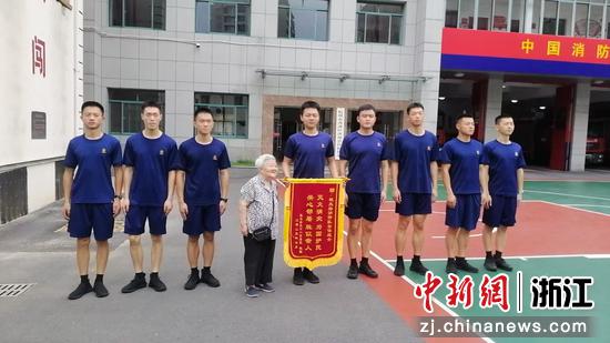 俞奶奶带着锦旗看望队员们。西湖消防大队 提供 俞奶奶带着锦旗看望队员们。西湖消防大队 提供