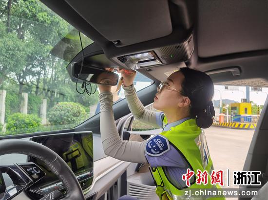 服务站点为司乘办理ETC。台州管理中心 供图 服务站点为司乘办理ETC。台州管理中心 供图