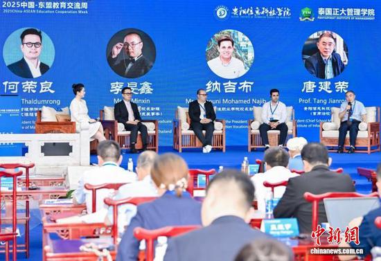 图为活动高峰对话现场。贵阳信息科技学院供图 图为活动高峰对话现场。贵阳信息科技学院供图