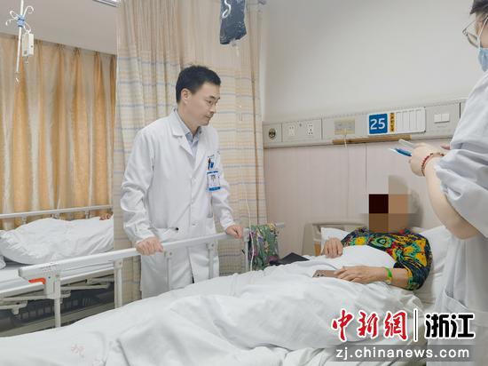 专家进行问诊。受访者供图