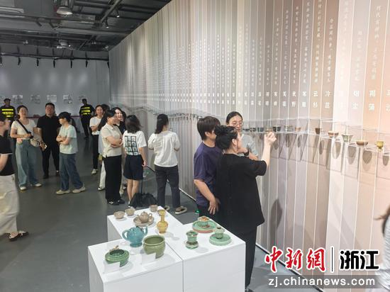 市民游客欣赏龙泉青瓷。龙泉市委宣传部供图 市民游客欣赏龙泉青瓷。龙泉市委宣传部供图