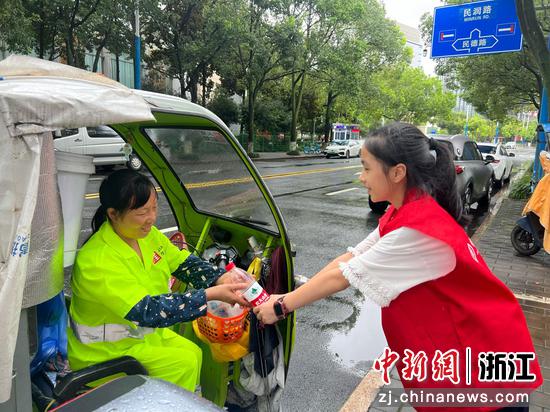 爱心值日家庭传递清凉。&nbsp;农行温州分行&nbsp;供图