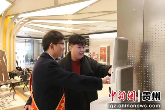 图为贵阳市云岩区太平路“企业之家”工作人员正在为企业代表讲解业务办理流程。云岩区融媒体中心供图