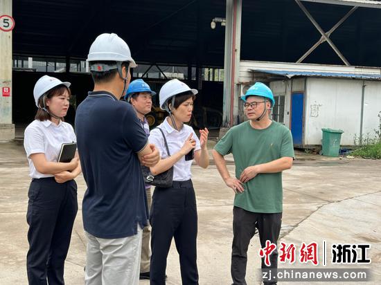 温州银行金融服务团队走访低碳能源企业。（黄艳丹 供图）