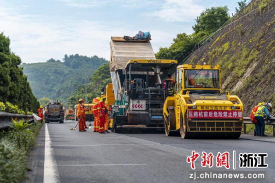 工作人员进行路面养护。浙江交工 供图 工作人员进行路面养护。浙江交工 供图