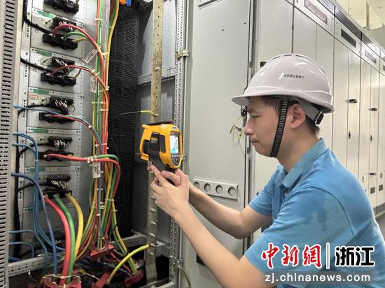 维修员对400V抽屉柜电缆连接部位进行测温。李贵芳  摄 维修员对400V抽屉柜电缆连接部位进行测温。李贵芳  摄