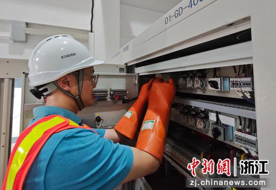 王盛源对降压硅链控制器进行紧固。俞浩然  摄 王盛源对降压硅链控制器进行紧固。俞浩然  摄