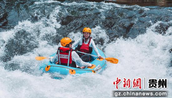 游客在贵州省贵定县洛北河上体验漂流。贵定县融媒体中心 供图 游客在贵州省贵定县洛北河上体验漂流。贵定县融媒体中心 供图