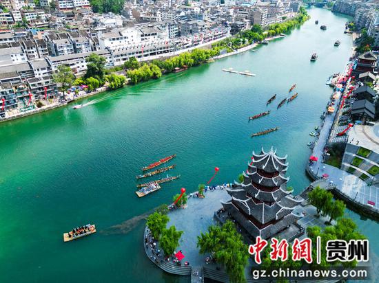 7月19日贵州省龙舟冠军赛在镇远县举行。吴贤和 摄 7月19日贵州省龙舟冠军赛在镇远县举行。吴贤和 摄