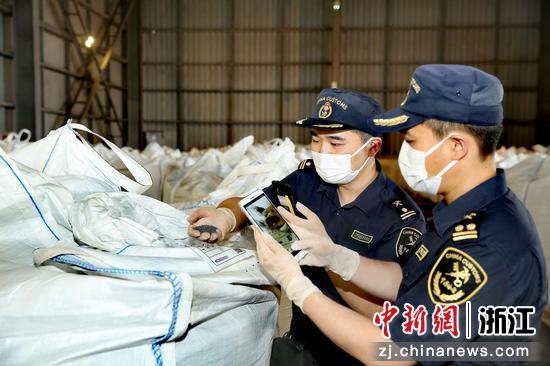 海关现场抽检。嘉兴海关供图 海关现场抽检。嘉兴海关供图