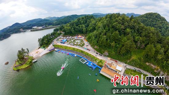 贵州省修文县桃源水库周边成为游客的“冲浪小镇”。贵阳筑水水利公司供图 贵州省修文县桃源水库周边成为游客的“冲浪小镇”。贵阳筑水水利公司供图