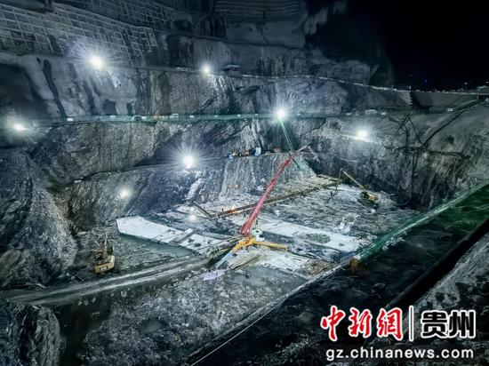 7月24日晚,贵州省花滩子水库枢纽工程大坝正在进行首仓混凝土浇筑。周杰 摄 7月24日晚,贵州省花滩子水库枢纽工程大坝正在进行首仓混凝土浇筑。周杰 摄
