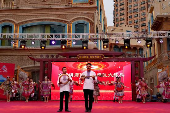 宣讲员木塔力普·亚森手持热瓦甫，与文工团演员以歌舞开场。