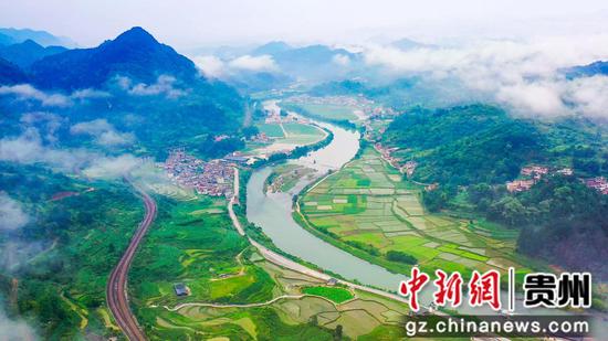 贵州省贵定县清澈的洛北河与青山村庄相应成趣,优美如图。贵定县融媒体中心 供图 贵州省贵定县清澈的洛北河与青山村庄相应成趣,优美如图。贵定县融媒体中心 供图