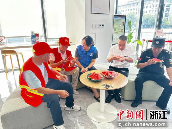 驿站内,工人清甜爽口的西瓜。康乾街道供图 驿站内,工人清甜爽口的西瓜。康乾街道供图