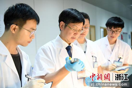 夏景林教授（左二）在实验室内。受访者本人供图