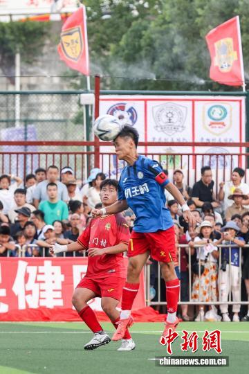 7月26日，榕江县东门村球员(红衣)和扒王村球员在比赛中。