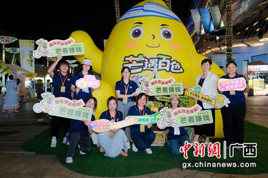 热闹的潮玩集市。