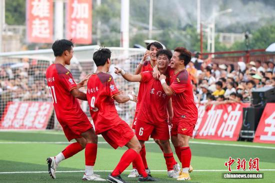 7月26日，榕江县东门村球员(6号)进球后和队员庆祝。
