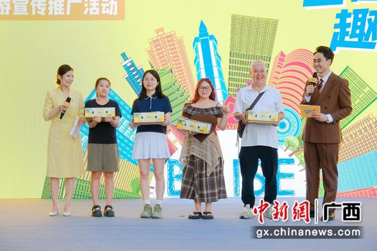 市民游客踊跃参与互动游戏。